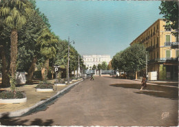 KO 24-(83) DRAGUIGNAN - BOULEVARD GEORGES CLEMENCEAU ET LA PREFECTURE - CARTE COULEURS - 2 SCANS - Draguignan