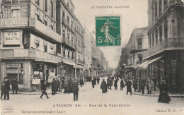 LE 1-(84) AVIGNON -  RUE DE LA REPUBLIQUE - COMMERCES - ANIMATION - 2 SCANS - Avignon