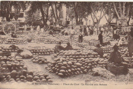 LE 1-(84) CAVAILLON - PLACE DU CLOS - LE MARCHE AUX MELONS - MARAICHERS AVEC LEUR PRODUCTION - 2 SCANS - Cavaillon