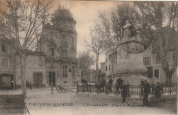 LE 2-(84) CAVAILLON - PLACE ET MONUMENT  GAMBETTA - ENFANTS SUR LES GRILLES - 2 SCANS  - Cavaillon