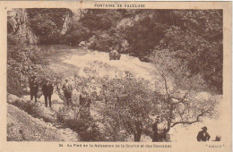 LE 2-(84) FONTAINE DE VAUCLUSE - AU PIED DE LA NAISSANCE DE LA SOURCE ET DES CASCADES - 2 SCANS  - Andere & Zonder Classificatie