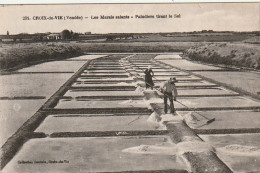 LE 4-(85) CROIX DE VIE - LES MARAIS SALANTS - PALUDIERS TIRANT LE SEL -  2 SCANS - Saint Gilles Croix De Vie