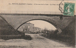 LE 4-(85) BREUIL BARRET - L' AVENUE DE LA GARE - LE PONT DU CHEMIN DE FER  -  2 SCANS - Andere & Zonder Classificatie