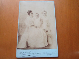 Jeune Femme Et Ses Deux Enfants - Anonymous Persons