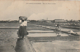 LE 5-(85) LES SABLES D' OLONNE - DANS LES MARAIS SALANTS - TRANSPORT DU SEL AVEC LE PNERE- 2 SCANS  - Sables D'Olonne