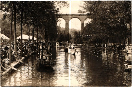 86 .LUSIGNAN . (carte Photo )  LA PLAGE . DEFILE DES BATEAUX  . FËTE   ( Trait Blanc Pas Sur Original ) - Lusignan