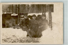 39804106 - Landser In Uniform Vor Ihrem Unterstand Im Winterwald KuK-Feldpost WK I 297 - Altri & Non Classificati