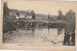 LE 9-(86) POITIERS - LE PONT DE ROCHEREUIL ET L' ABREUVOIR DU PONT GUILLON -  ENFANTS SUR LA BERGE - 2 SCANS - Poitiers