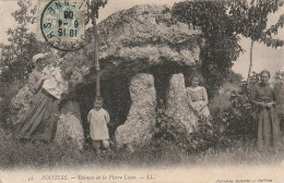 LE 9-(86) POITIERS - DOLMEN DE LA PIERRE LEVEE - FEMME AVEC BEBE , ENFANTS - 2 SCANS - Poitiers