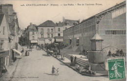 LE 10-(86) CHATELLERAULT - LES HALLES - RUE DE L' ANCIENNE PRISON  - ANIMATION- 2 SCANS - Chatellerault