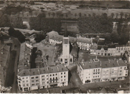 LE 15-(88) CHARMES - VUE AERIENNE - L' EGLISE , LA PLACE D' ESPEE ET LE MONUMENT DES DEPORTES - 2 SCANS  - Charmes