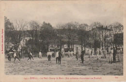 LE 16-(88) EPINAL - LE PETIT CHAMP DE MARS - NOS MILITAIRES S' ENTRAINENT AU FOOTBALL - 2 SCANS - Epinal