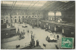 37 TOURS. Intérieur De La Gare 1909 Vendeuse De Cartes Postales - Tours