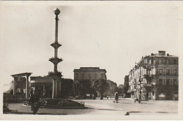 LE 22-(90) BELFORT - PLACE CORBIS - AU FOND , LE THEATRE MUNICIPAL - BANQUE - ANIMATION - 2 SCANS - Belfort - Stadt