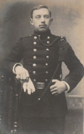 Photo Card Posant Un Soldat Belge En Uniforme A.Harry-Neveiane Vierweegsche 18 Wondelgem    5022 - Uniformen