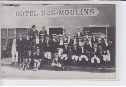 FRANCE: Hotel Des Moulins, Groupe De Personnes, Musiciens - Très Bon état - Photos