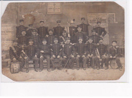 MERU - Carte Photo - Clique Des Pompiers Au 14 Juillet 1901 Le Long De L'église - état - Meru