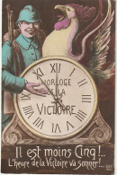 HO Nw (10) IL EST MOINS CINQ ! L' HEURE DE LA VICTOIRE VA SONNER - HORLOGE , POILU , COQ - ILLUSTRATEUR - Patriottiche