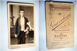 PHOTO CDV JEUNE HOMME COMMUNIANT  MODE Cabinet GRAVELEAU A RENNES - Antiche (ante 1900)