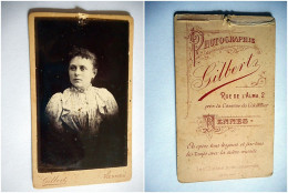 PHOTO CDV JEUNE  FEMME CHIC MODE Cabinet GILBERT A RENNES - Alte (vor 1900)