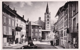 JA 33-(05) GUILLESTRE - LA PLACE ET L'EGLISE - COMMERCES - Guillestre