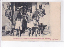 ILES MARQUISES: Indigènes En Costume Ancien, à Taiohae, Nuka-hiva - état Décollée Partiellement - Polynésie Française