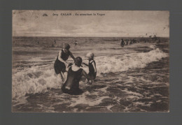 CPA - 62 - Calais - En Attendant La Vague - Animée - Circulée - Calais