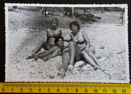 #15   Woman On Vacation - On The Beach In A Bathing Suit / Femme En Vacances - Sur La Plage En Maillot De Bain - North Macedonia