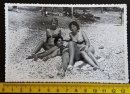 #15   Woman On Vacation - On The Beach In A Bathing Suit / Femme En Vacances - Sur La Plage En Maillot De Bain - Personnes Anonymes
