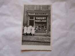 PHOTO ANCIENNE (11 X 17 Cm) BALKANIA - YAOURT (LIMOGES) : Scène Animée - Devanture De Magasin - Laboratoire BALKANIA - Profesiones