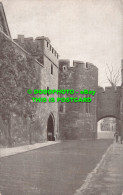 R540786 Tower Of London. View Along The Outer Ward. Gale And Polden - Otros & Sin Clasificación