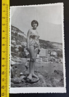 #15      Woman On Vacation - On The Beach In A Bathing Suit / Femme En Vacances - Sur La Plage En Maillot De Bain - Anonieme Personen