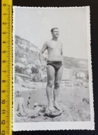 #15  Man On Vacation - On The Beach In A Bathing Suit / Homme En Vacances - Sur La Plage En Maillot De Bain - Personnes Anonymes