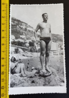 #15  Man On Vacation - On The Beach In A Bathing Suit / Homme En Vacances - Sur La Plage En Maillot De Bain - Anonyme Personen