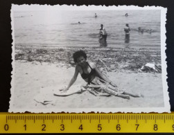 #15  Woman On Vacation - On The Beach In A Bathing Suit / Femme En Vacances - Sur La Plage En Maillot De Bain - Anonyme Personen