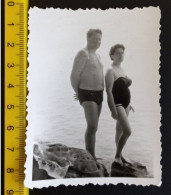 #15  Man Woman - Couple On Vacation - On The Beach In A Bathing Suit Femme En Vacances - Sur La Plage En Maillot De Bain - Personnes Anonymes