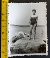 #15  Woman On Vacation - On The Beach In A Bathing Suit / Femme En Vacances - Sur La Plage En Maillot De Bain - Anonymous Persons