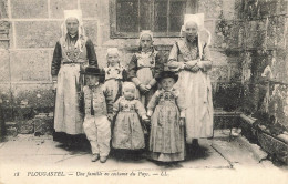 D8181 Plougastel Une Famille En Costume Du Pays - Plougastel-Daoulas