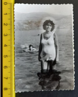 #15  Woman On Vacation - On The Beach In A Bathing Suit / Femme En Vacances - Sur La Plage En Maillot De Bain - Anonieme Personen