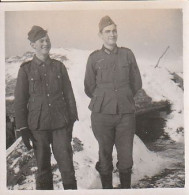 Foto 2 Deutsche Soldaten Vor Unterstand Im Winter - 2. WK - 5*5cm  (69013) - Guerra, Militari