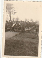 Foto Gruppe Deutsche Soldaten Bei Beerdigung - 2. WK - 8*5cm  (69016) - Krieg, Militär