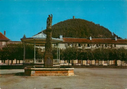 BRUYERES  Place Stanislas Fontaine Et Statue  20   (scan Recto-verso)MA2054Bis - Bruyeres