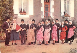 FOLKLORE VENDEEN LES PLAINAUDS CHARZAIS FONTENAY LE COMTE Les Plainauds Gars De La Plaine 30(scan Recto-verso) MA2074 - Fontenay Le Comte