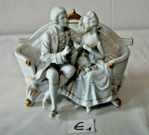 E1 Objet De Vitrine - Le Couple Romantique - Porcelaine Biscuit - Pate Blanche - Personen