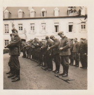 Foto Deutsche Soldaten Beim Appell - 2. WK - 5*5cm  (69018) - Krieg, Militär