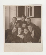 Handsome Guys, Group Young Men Pose Affectionate, Vintage Orig Square Photo Gay Int. 5.7x6.9cm. (18764) - Personnes Anonymes
