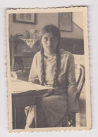 Young Woman With Long Hair With Braids, Portrait, Room Interior, Vintage Orig Photo 5.8x8.6cm. (1419) - Personnes Anonymes