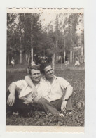 Handsome Guys, Two Young Men Pose Affectionate In Park, Portrait, Vintage Orig Photo Gay Int. 5.5x8.7cm. (20076) - Personnes Anonymes