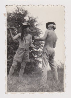 Shirtless Muscle Guys, Two Young Men Pose With Knives, Scene, Vintage Orig Photo 6.1x9cm. (58924) - Personnes Anonymes