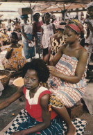 L'Afrique En Couleurs: Séance De Coiffure, Hairdressing - Afrika